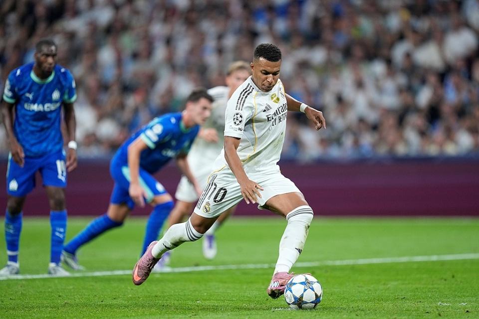 两位替补球, 攻弗拉霍维, 劳埃德 两位替补球, 攻弗拉霍维, 劳埃德