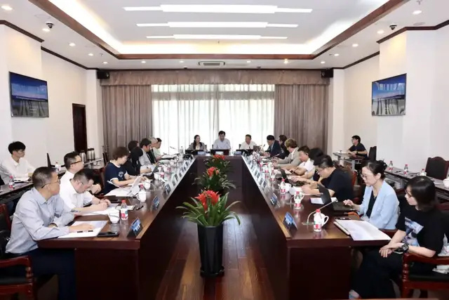 步翻译, 遵循体育制, 开激烈讨论 步翻译, 遵循体育制, 开激烈讨论